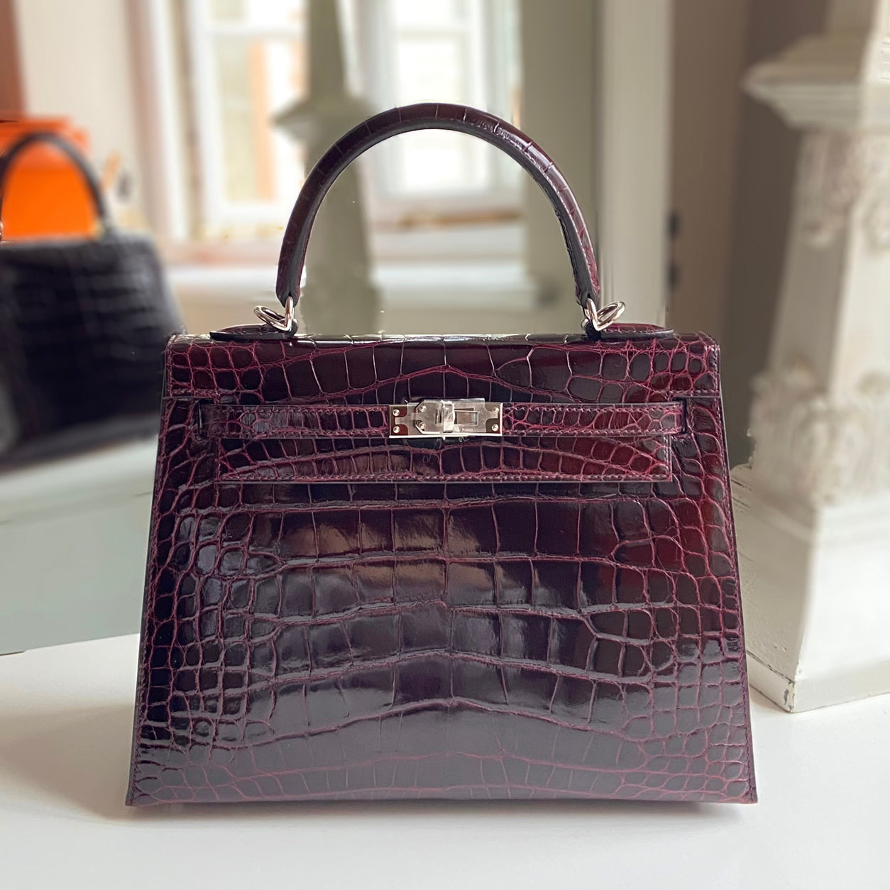 Hermès Kelly 25cm Bordeaux Shiny Porosus PHW