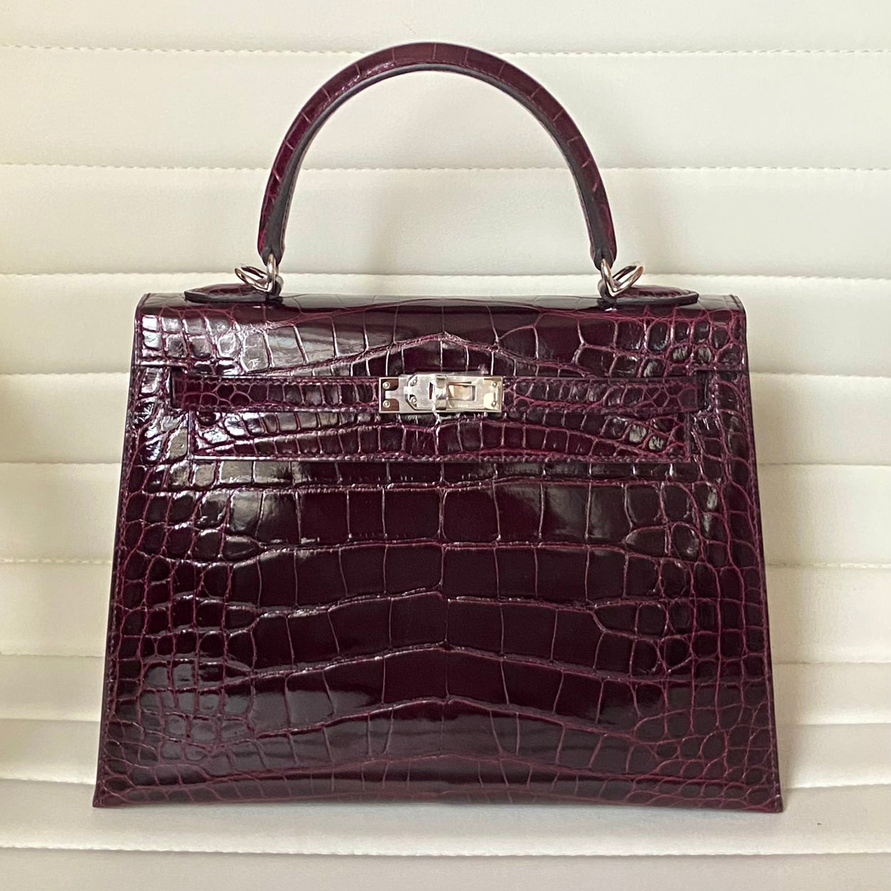 Hermès Kelly 25cm Bordeaux Shiny Porosus PHW