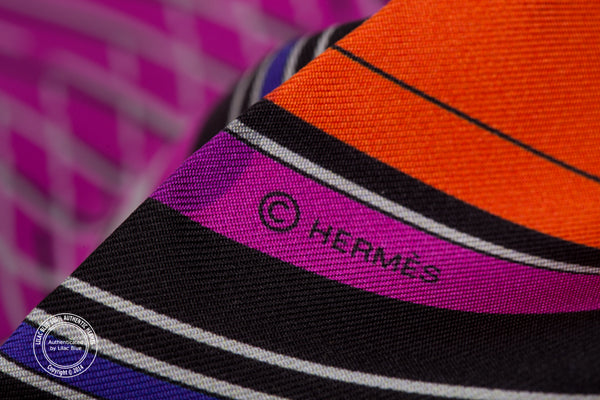 Hermès Maxi Twilly Carré en Carrés. Rouge, Vert Vif & Violet